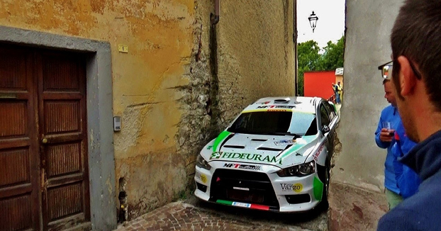 Pasando por una calle estrecha en el Rally del Rubinetto 2018