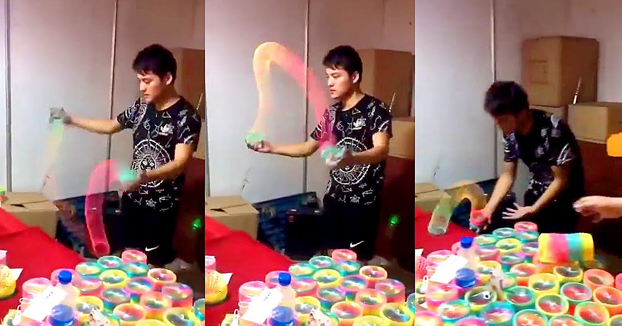 Este chico si que sabe manejar el Slinky Rainbow