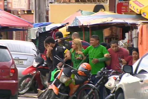 Brasil: Momento en el que unos atracadores forman un escudo humano con 25 rehenes