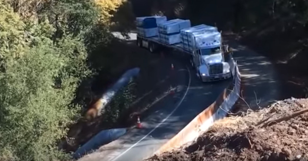 Ignora la advertencia de que la carretera se estrecha y aún así decide pasar