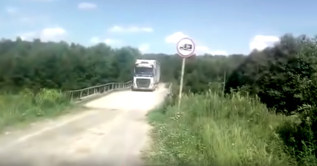 Este camionero ignora el límite de carga y trata de pasar por un puente de madera