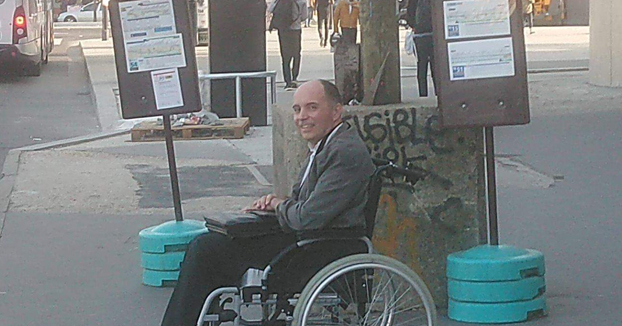 Un conductor de autobús hace bajar a todos los pasajeros por no ayudar a un hombre en silla de ruedas a subir