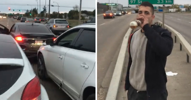 Un conductor borracho choca contra otro vehículo y se baja del coche con la cerveza en la mano