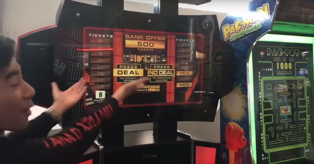 Con este ingenioso truco estos chavales consiguen 'hackear' una máquina arcade del juego 'Deal or No deal'