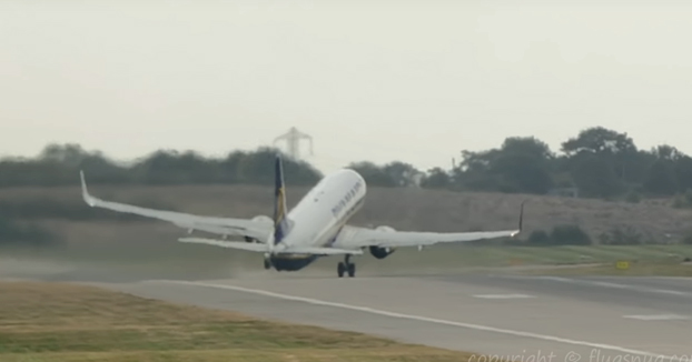 Pelos de punta con este despegue de un avión de Ryanair desde Birmingham con destino Lanzarote