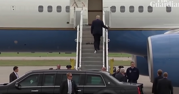 Donald Trump sube al Air Force One con un trozo de papel higiénico en el zapato y las redes aprovechan para cachondearse