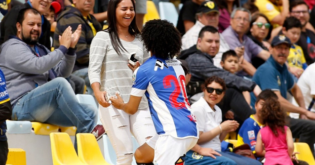 El futbolista venezolano Eduard Bello le pide matrimonio a su novia después de marcar un tanto