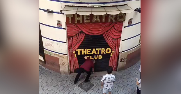 Rescatan a las 10 de la mañana a un joven que se quedó dormido en los baños de la discoteca Theatro Club de Málaga. Vídeo del momento