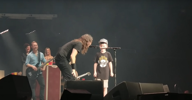 Dave Grohl sube al escenario a un niño de 10 años y le deja la guitarra para tocar 'Enter Sandman'