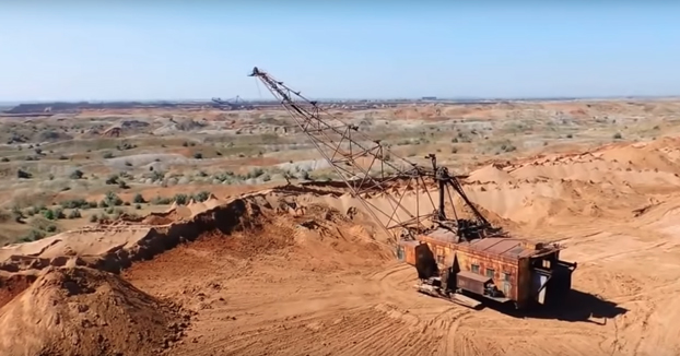 Una excavadora que parece sacada de la película Mad Max