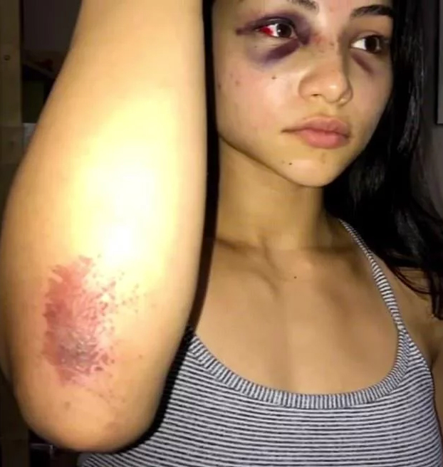 Una mujer le roba el sitio donde iba a aparcar y el incidente acaba en una pelea entre la hija de esta y el hombre