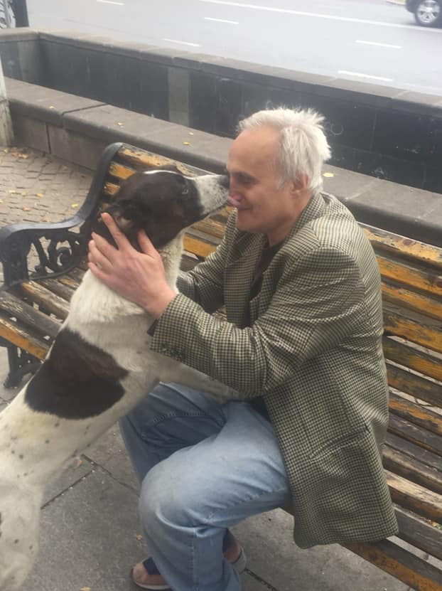 Un perro llora al reencontrarse con su dueño tras pasar varios años en la calle