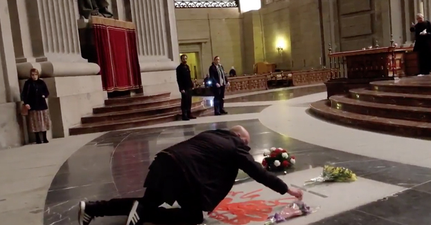 Un hombre pinta con pintura roja la tumba de Franco: ''Por la libertad''. Vídeo del momento