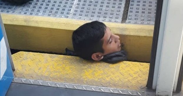 Un joven queda atrapado por la cabeza entre un tren y el andén