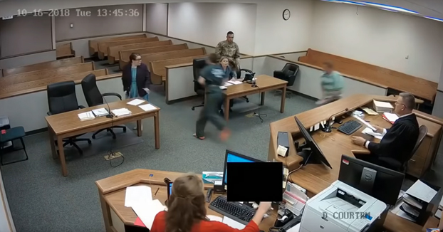 Un juez persigue a dos delincuentes que intentaban escapar del juzgado en pleno juicio