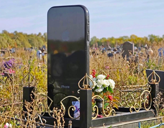 Un padre encarga una lápida en forma de iPhone para la tumba de su difunta hija