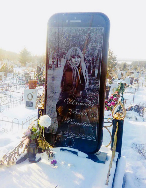 Un padre encarga una lápida en forma de iPhone para la tumba de su difunta hija