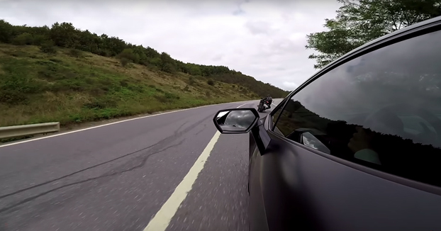 El pique con un Lamborghini casi le cuesta la vida a este motorista