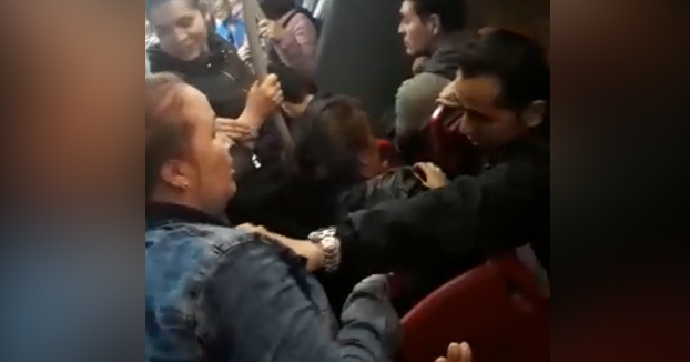 ''¿No estabas trabajando?'': Pilla a su marido con otra mujer en el autobús