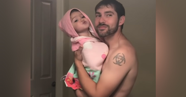 Padre e hija interpretando "Girl Like You" de Maroon 5 tras salir de la ducha
