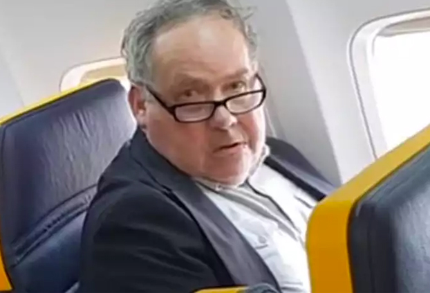 Un pasajero la lía en un vuelo de Ryanair por no querer sentarse al lado de una mujer negra