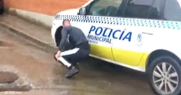 Pincha las ruedas de un coche de la Policía Municipal de Madrid y sube el vídeo a las redes sociales