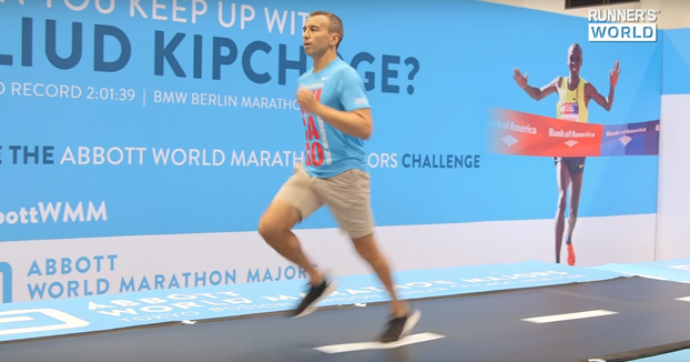 Personas intentando aguantar el ritmo de Eliud Kipchoge, actual poseedor del récord mundial de maratón