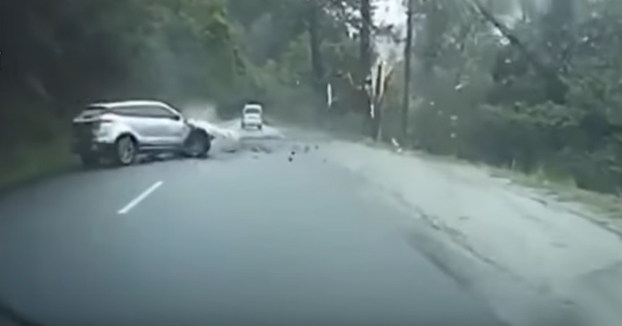 Momento en el que una enorme roca cae sobre un coche en una carretera de montaña al suroeste de China