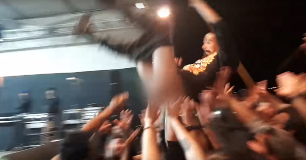 Cuando te dispongas a hacer un crowd surfing en un concierto, amárrate bien los pantalones