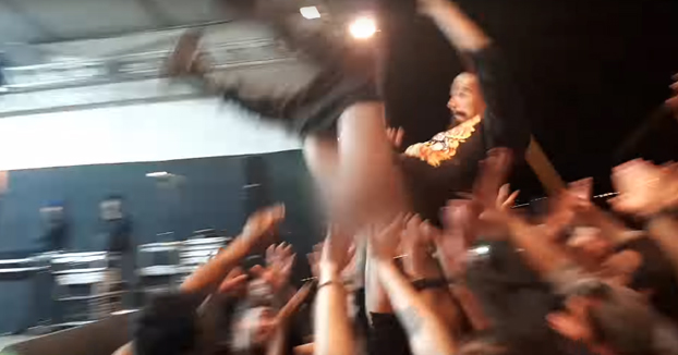 Cuando te dispongas a hacer un crowd surfing en un concierto, amárrate bien los pantalones