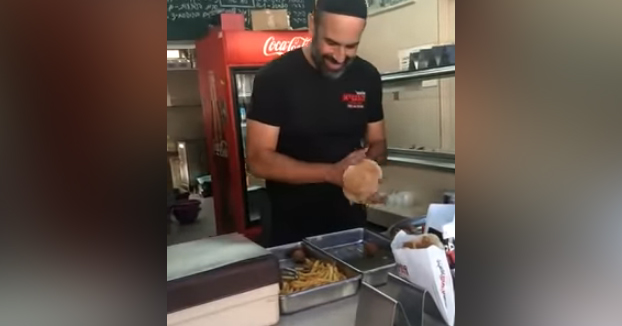 El tío con más arte sirviendo falafels