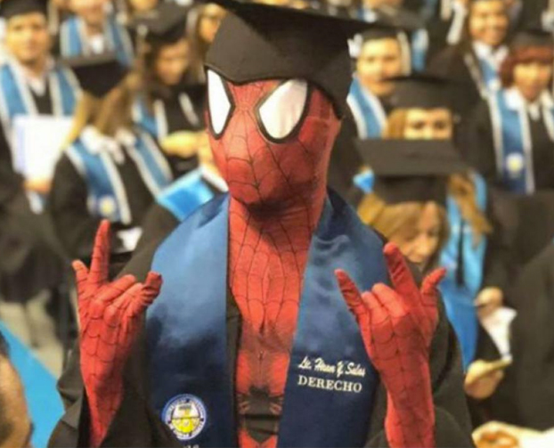 Spiderman se gradúa en Derecho en una universidad de México