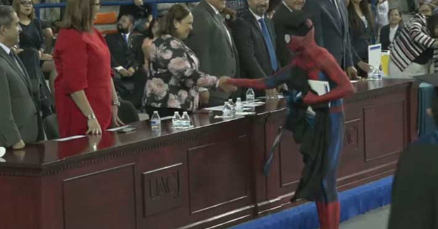 Spiderman se gradúa en Derecho en una universidad de México