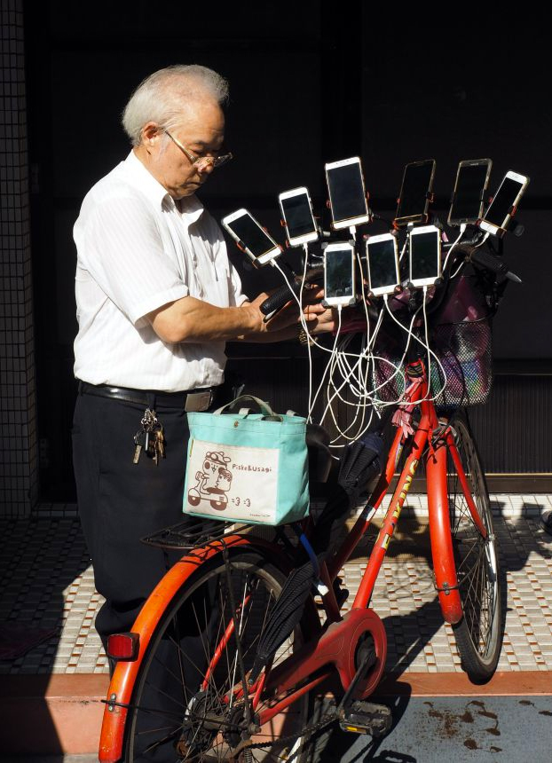 El ''abuelo Pokémon'': tiene 70 años y sale a cazar Pokémons con 15 móviles a la vez