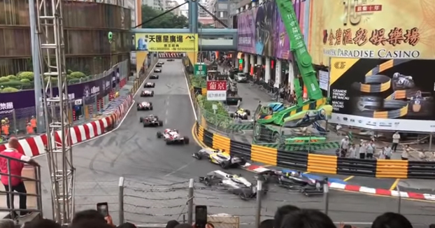 Espeluznante accidente de Sophia Flörsch en el GP de Macao de F3: Sale volando con su coche por encima de la valla