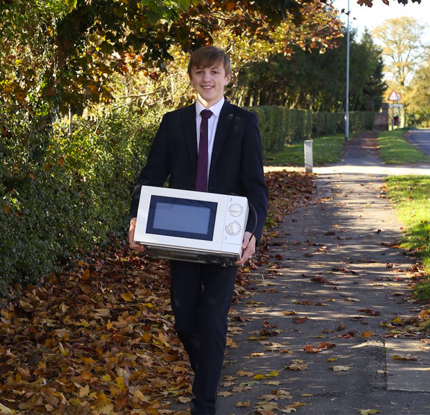Un colegio prohibe llevar mochilas por razones de salud y un alumno utiliza un microondas para llevar los libros