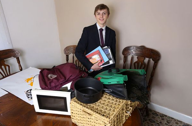 Un colegio prohibe llevar mochilas por razones de salud y un alumno utiliza un microondas para llevar los libros