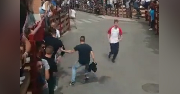 Haciendo el idiota en un encierro: Dos amigos se libran de ser corneados por dos toros