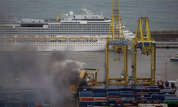 Un barco choca en el Port de Barcelona y provoca un aparatoso incendio