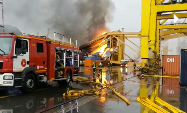 Un barco choca en el Port de Barcelona y provoca un aparatoso incendio