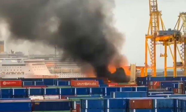 Un barco choca en el Port de Barcelona y provoca un aparatoso incendio