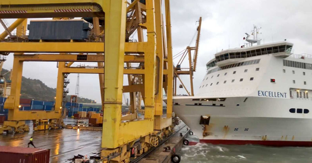 Un barco choca en el Port de Barcelona y provoca un aparatoso incendio