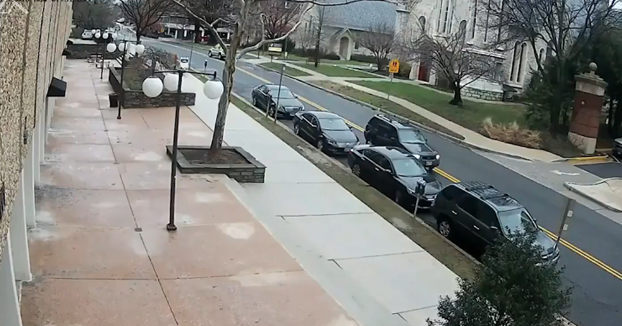 Cae con el coche del cuarto piso de un parking mientras estaba aparcando