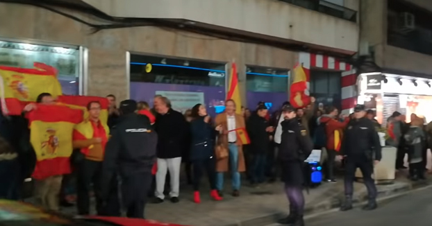 Reciben a Dani Mateo en Ciudad Real con banderas de España y el himno de la Legión: "Tonto, que eres tonto del 'tó'"