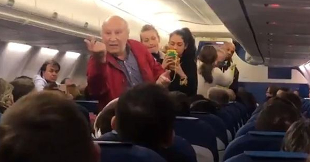 Echan a un matrimonio de ancianos españoles de un avión tras una discusión agravada por no entender el idioma