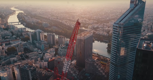 Escala la grúa más alta de París sin ningún tipo de seguridad