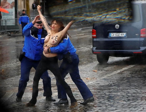 Una activista de Femen se lanza en topless hacia la carvana de Trump en París