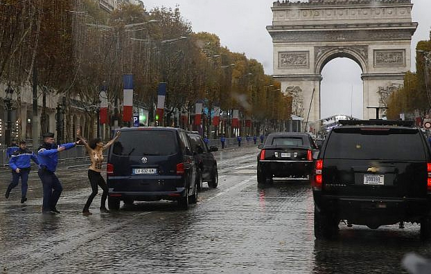 Una activista de Femen se lanza en topless hacia la carvana de Trump en París