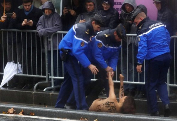 Una activista de Femen se lanza en topless hacia la carvana de Trump en París