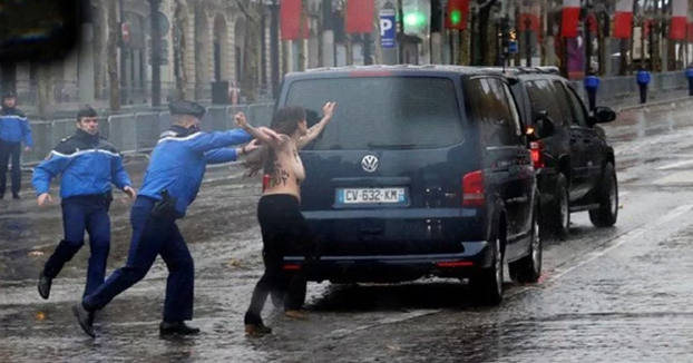 Una activista de Femen se lanza en topless hacia la carvana de Trump en París
